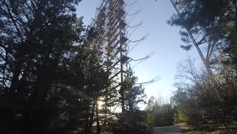 Chernobyl-Dispara-Desde-El-Suelo-Y-Desde-Arriba,-Ajenjo-Estrella,-Pueblo-De-Kopachi-Y-Comprueba-Su-Jardín-De-Infancia,-Nuevo-Sarcófago-Del-Reactor-N.º-4,-Bosque-Rojo-Y-Señal-De-Tráfico-De-Pripyat,-Piscina,-Duga-3