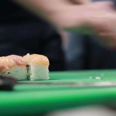 prepare los rollos de sushi japoneses
