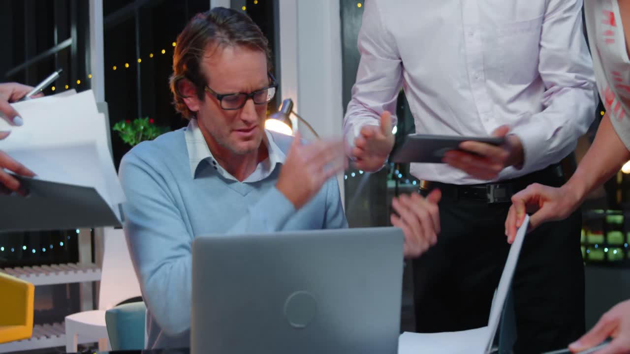 hombres de negocios discutiendo sobre documentos y tabletas digitales en la oficina