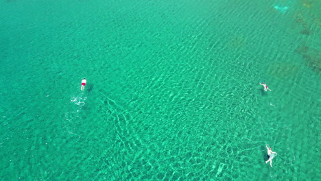 Vista-Aérea-De-Turistas-Nadando-En-El-Mediterráneo