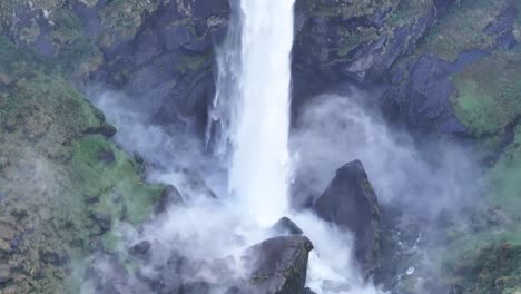 Toma-Aérea-De-La-Poderosa-Cascada-De-Foroglio-En-Maggiatal,-Tessin,-Suiza