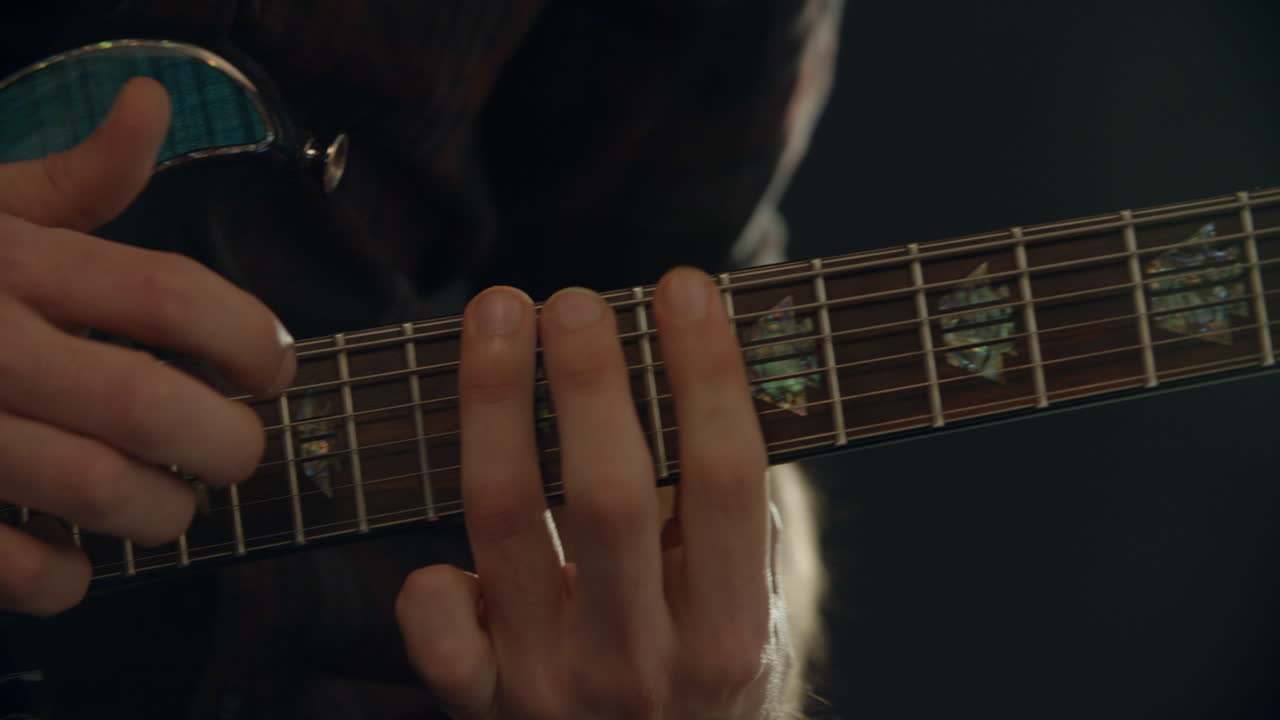 Ripresa al rallentatore di un uomo che suona la chitarra elettrica
