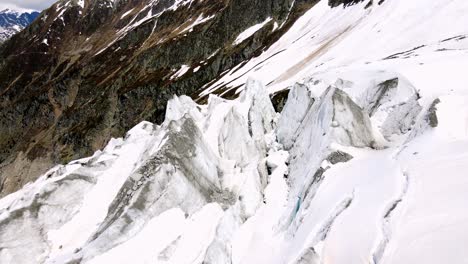 Toma-Aérea-De-Un-Glaciar-En-Los-Alpes-Italianos,-En-El-Valle-De-Aosta