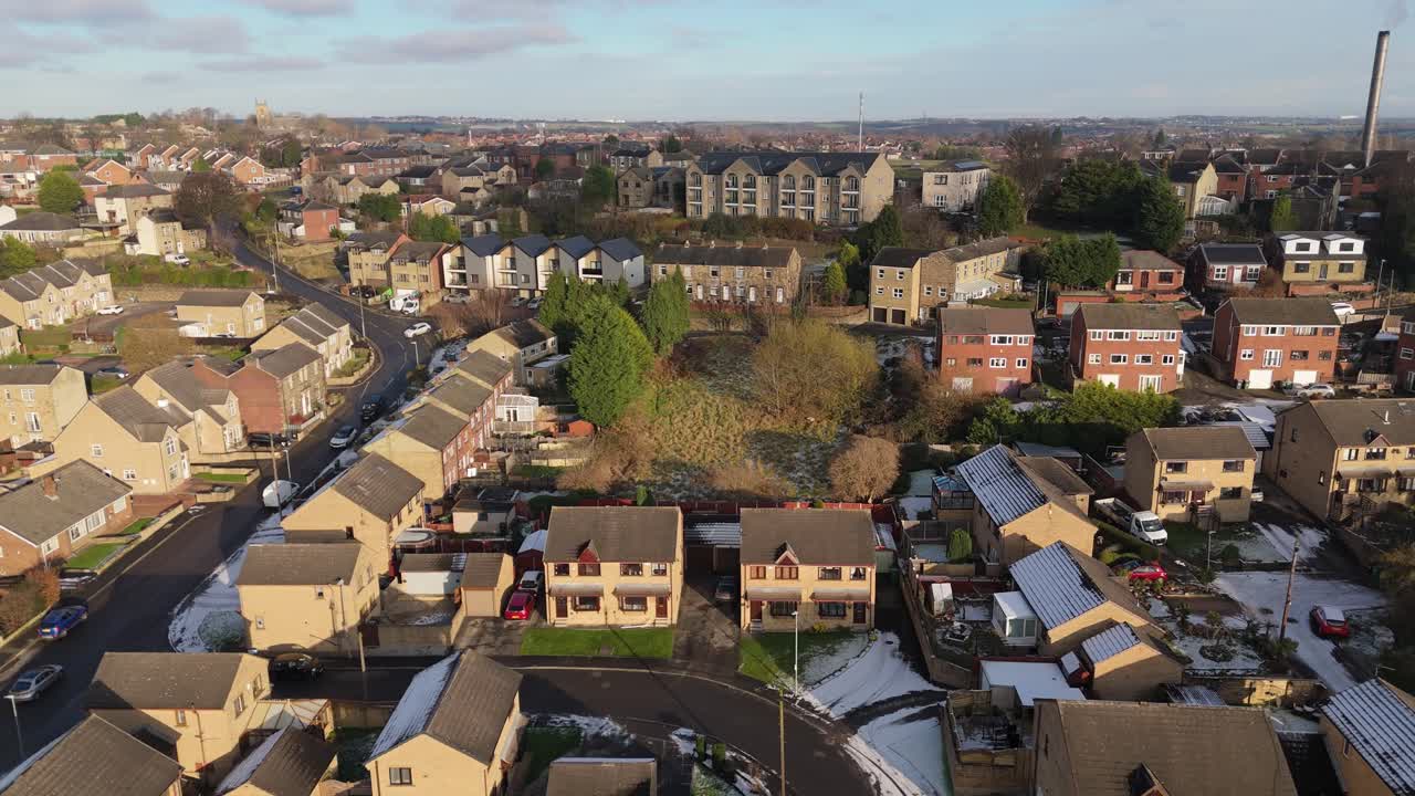 la vista de invierno del ojo de drone captura el típico desarrollo de viviendas de propiedad del consejo urbano del reino unido de dewsbury moor estate con casas adosadas de ladrillo rojo y el industrial yorkshire