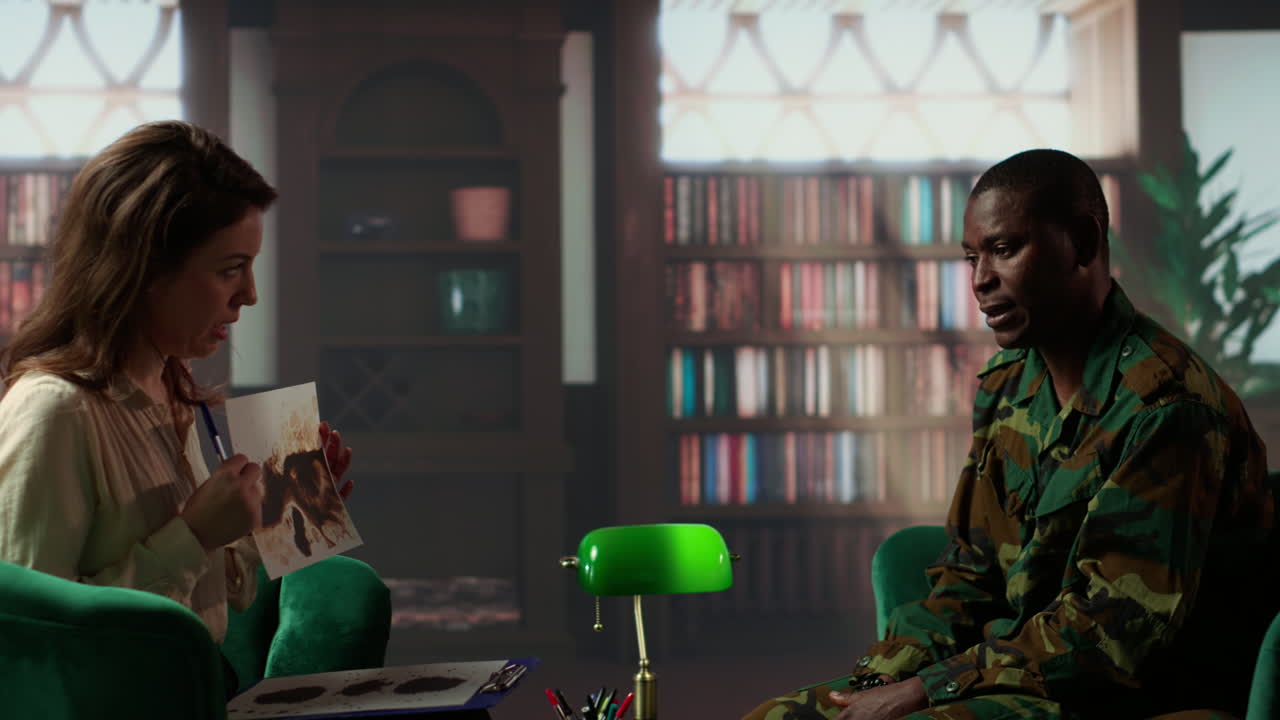 sesión de terapia con un soldado