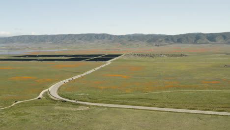 volando sobre una granja solar en la reserva de amapolas de california del valle del antílope