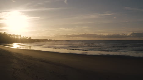 Drone-Volando-Bajo-Sobre-La-Playa-De-Bastendorff-Cerca-De-La-Bahía-De-Coos-Y-Acres-De-Tierra-En-Oregon-Durante-La-Puesta-De-Sol