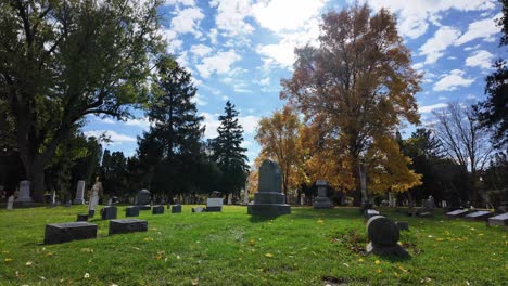 hermosos colores de otoño en un cementerio histórico del medio oeste