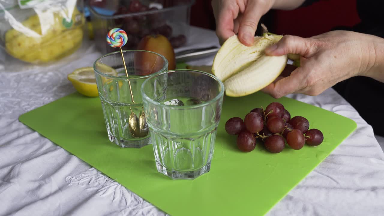 pelar un plátano para hacer un desayuno de frutas, vista lateral