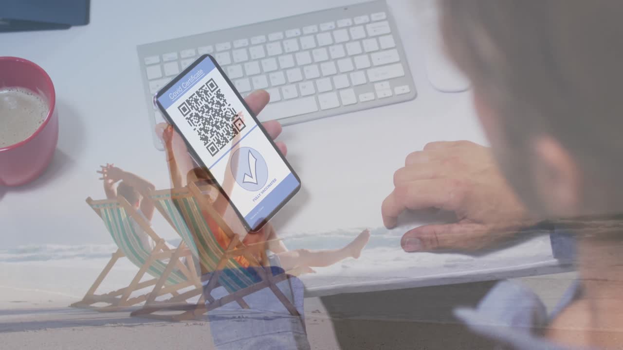 animación de un hombre con un teléfono inteligente con pasaporte de vacunación contra la covid-19 sobre personas en la playa