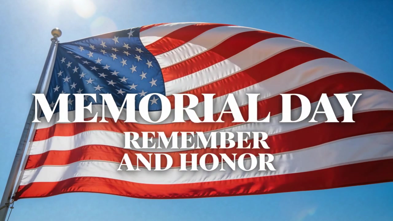 Bandiera americana che sventola, increspata dalla brezza sull'asta della bandiera a sinistra, che commemora il messaggio del MEMORIAL DAY.
