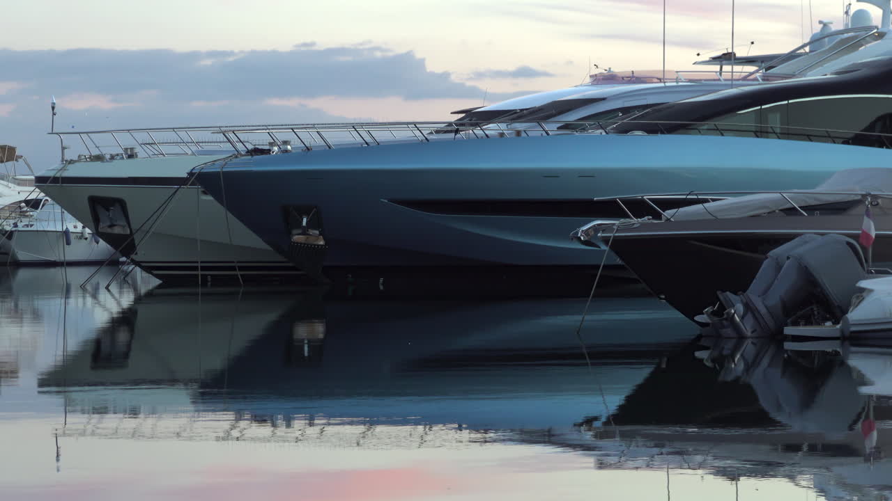 Antibes, Francia - 21 marzo 2025: numerose barche ormeggiate nel porto di sera