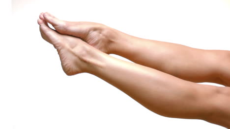 primer plano de las piernas delgadas de una mujer hermosa sobre fondo blanco