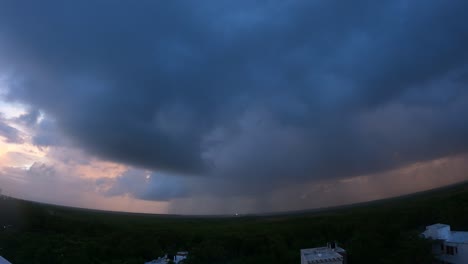 lapso de tiempo de tormenta sobre la selva en la riviera maya