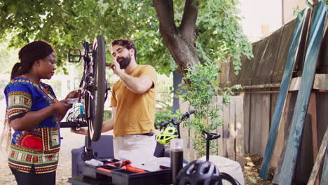 Pareja-Multirracial-Manteniendo-La-Bicicleta