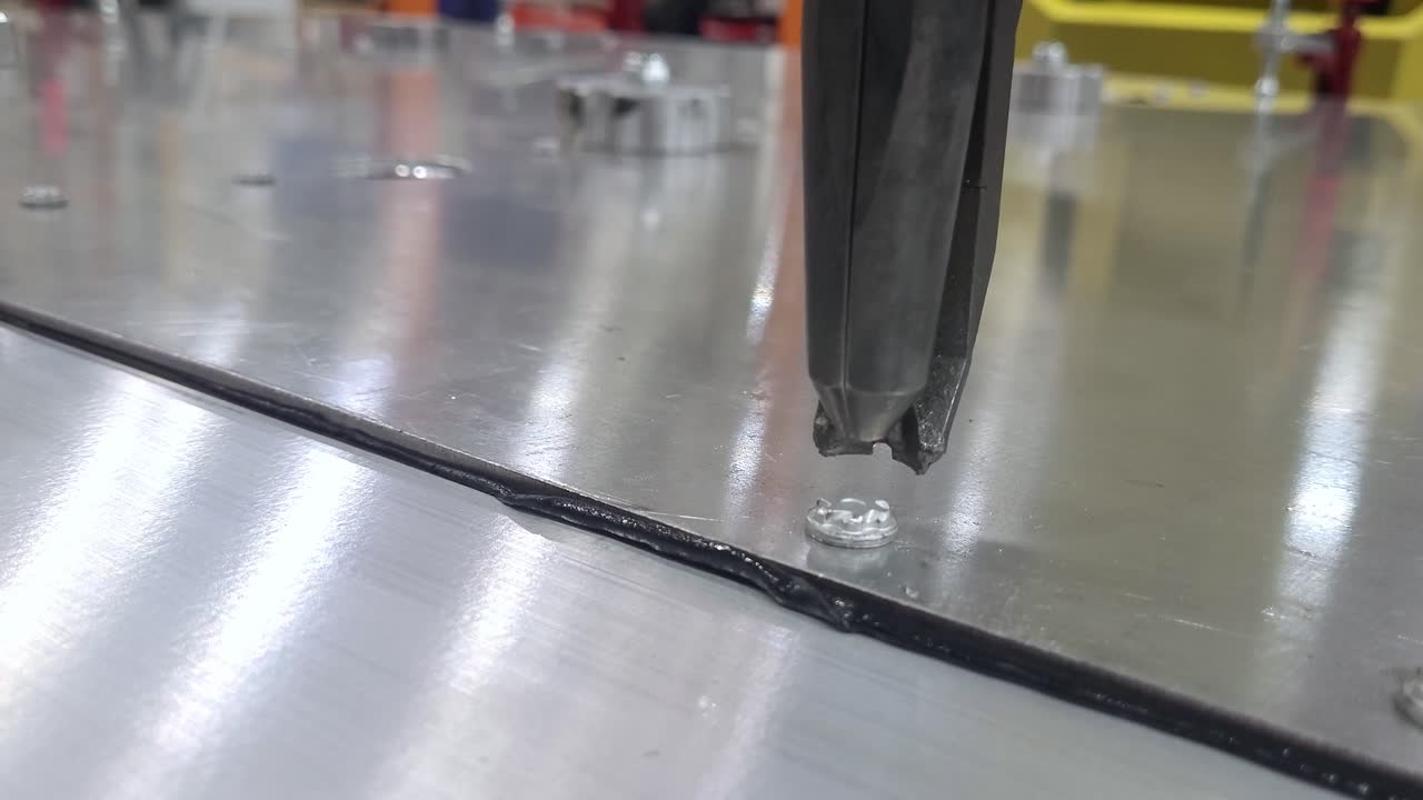 производственная операция по производству винтов для бурения потока, крупный вид