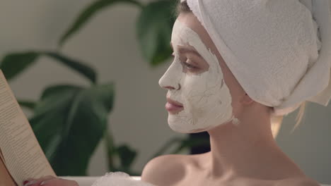 retrato de mujer con mascarilla tomando un baño relajante y leyendo