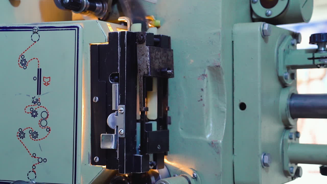 뒷면에 필름 포일 로딩 가이드가 있는 레트로 영화관 장비