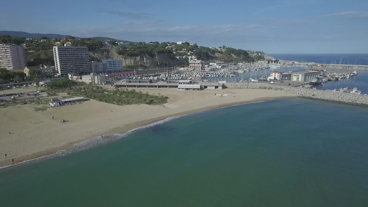 vista de la costa sobre un pequeño puerto de ciudad y playa, tiro aéreo