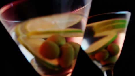 Lemon-slices-and-olives-in-the-glass-of-cocktail