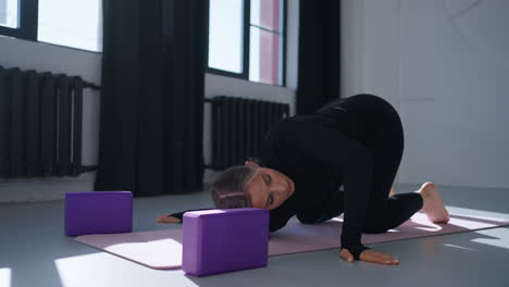 joven haciendo yoga en un estudio
