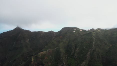 Toma-Panorámica-Aérea-Del-Pico-De-Las-Montañas-De-Anaga-España-Durante-El-Día,-Vista-Nublada