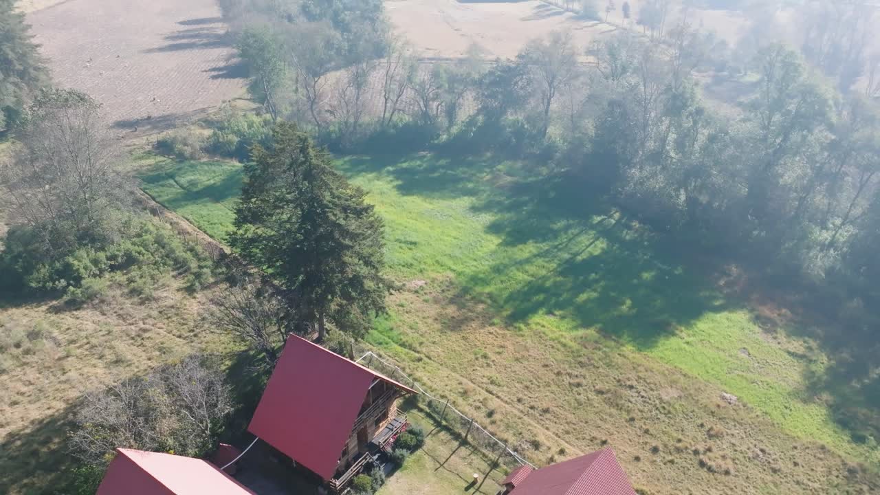 멕시코 시골 지역의 웅장한 목조 집의 도 촬영