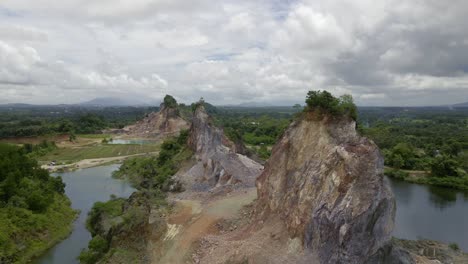 cantera de piedra en medio del bosque en tailandia