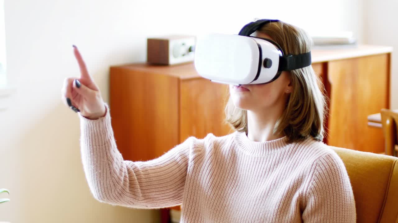 mujer usando auriculares de realidad virtual en la sala de estar