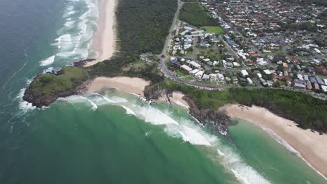 Korallenmeerwellen-Auf-Der-Landzunge-Norries,-Cabarita-Beach-Und-Norries-Beach-In-Tweed-Shire,-NSW,-Australien