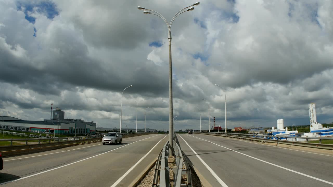 클로즈업 자동차는 고속도로를 따라 우주로 사라집니다.