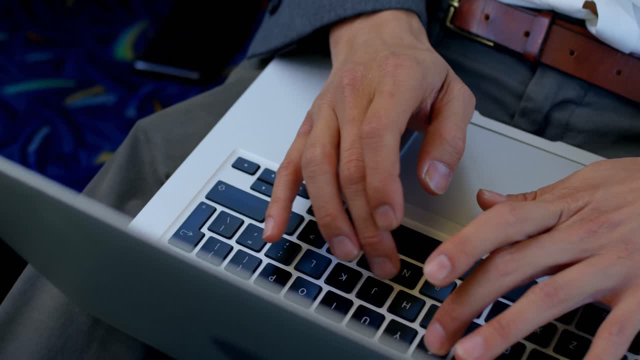 pasajero que usa una computadora portátil mientras viaja en el autobús 4k