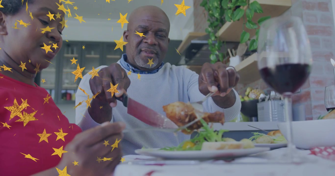 Hombre mayor recogiendo un cuchillo de chef, trincha ave asada para la cena, con estrellas doradas que resaltan la presentación.