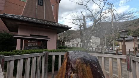 entrada tranquila a un onsen japonés tradicional.