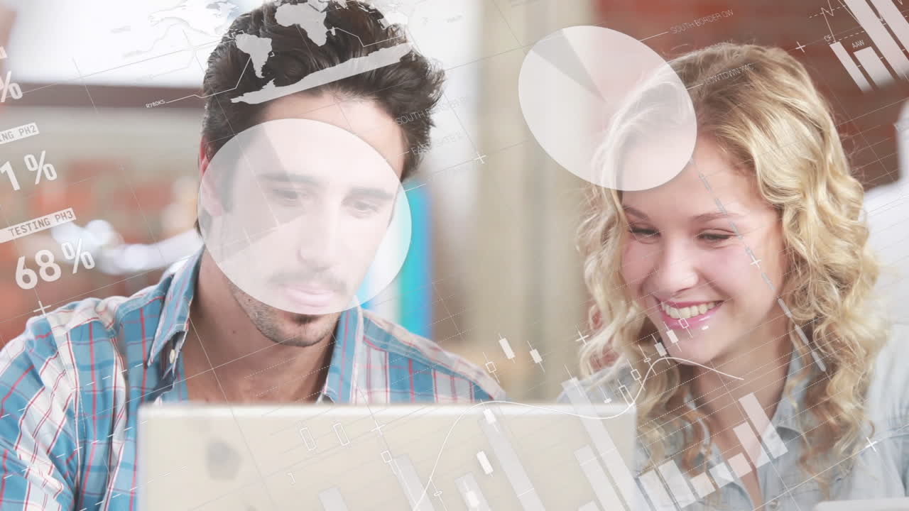 анимация обработки финансовых данных над кавказскими бизнесменами в офисе