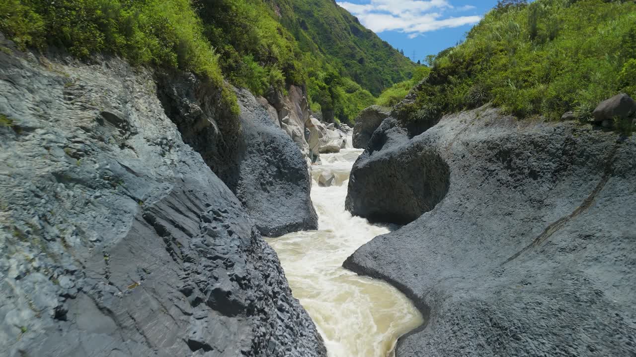 Filmisk luftfoto, der flyver langs Pastaza-flodens kløft, førende til det kraftfulde fald fra Cascada de Agoyan-vandfaldet nær Baños de Agua Santa, Ecuador