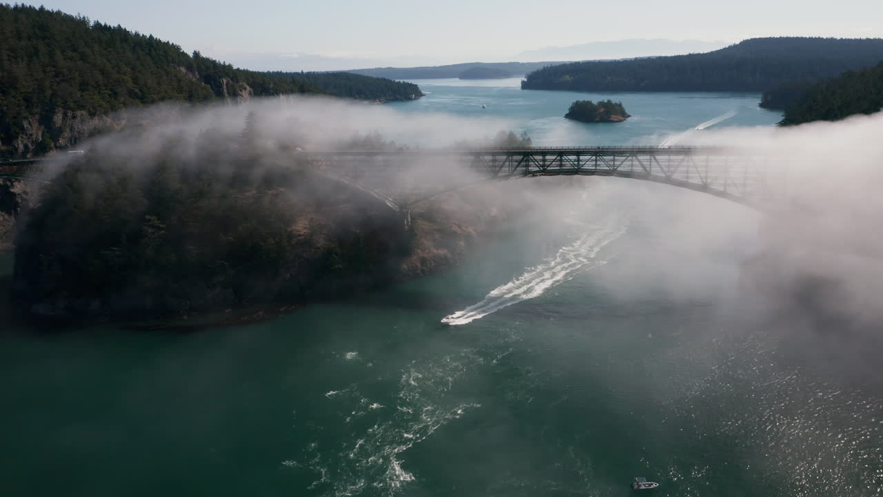 디셉션 패스 브리지 위드비 섬 - 4k 드론 팔로우 보트