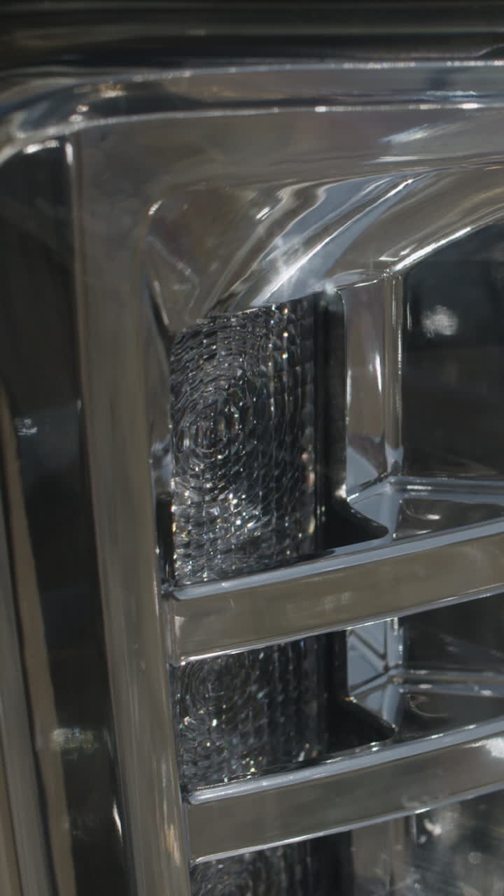 Primo piano del faro di un'auto
