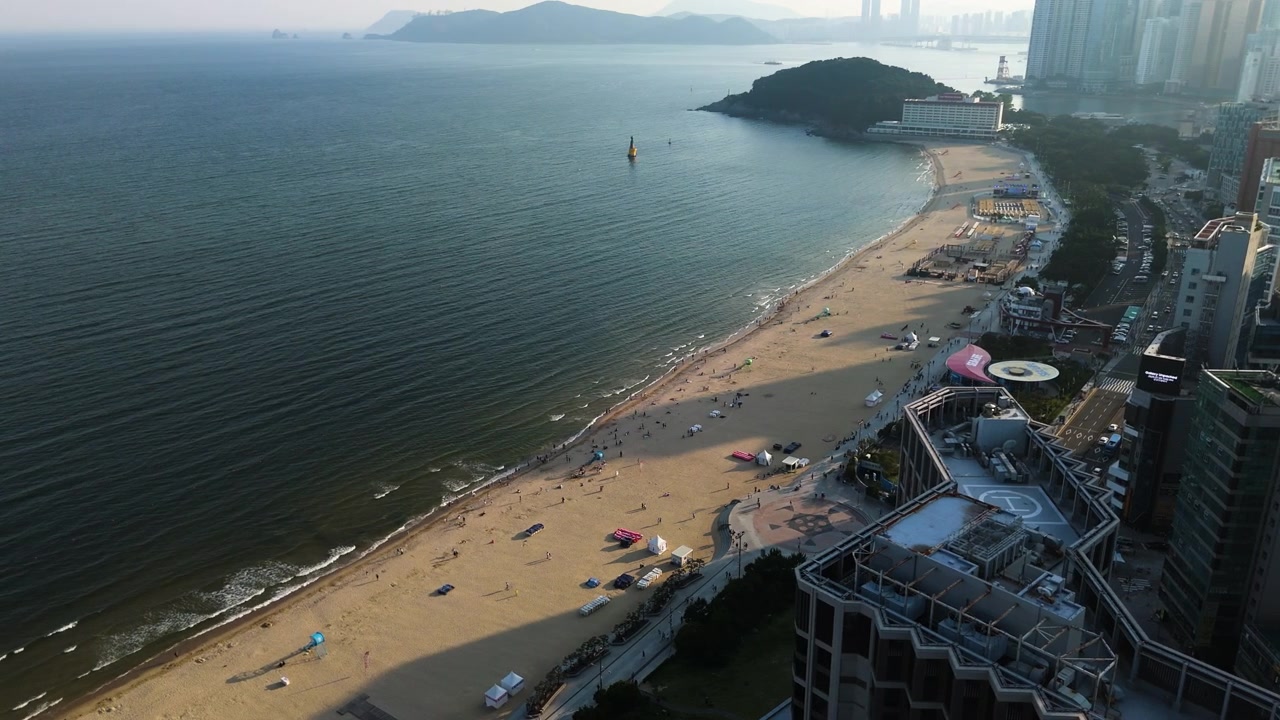 Ripresa panoramica con drone che domina la spiaggia di Haeundae, Busan, in una sera caliginosa in Corea.