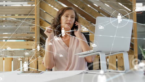 animación de una red de conexiones con iconos sobre una mujer de negocios caucásica que usa un teléfono inteligente