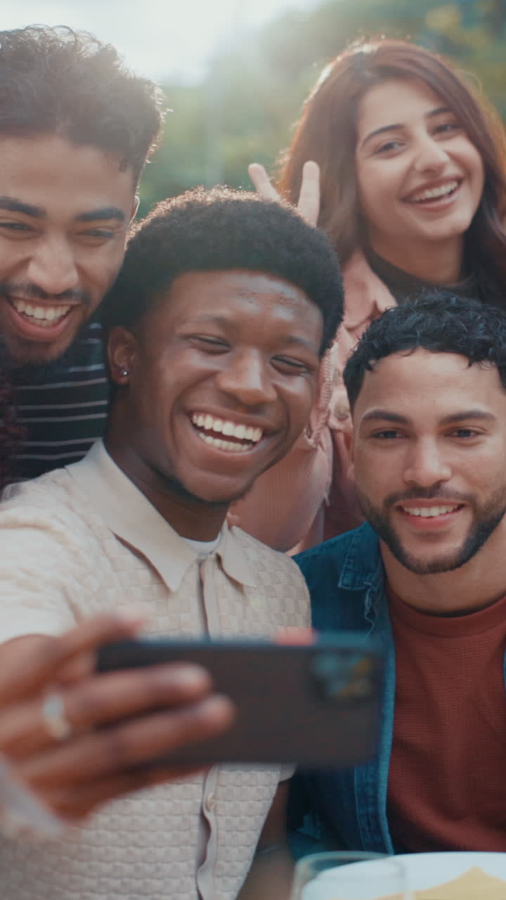 Amici felici e diversi che si fanno un selfie all'aperto