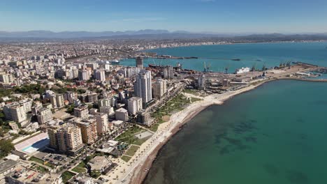 Luftaufnahme-Von-Durres-In-Albanien,-Küstenstadt-Mit-Gebäuden,-Strand-Und-Hafen,-Umgeben-Von-Der-Adria