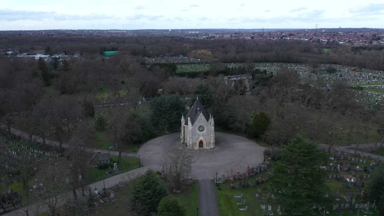 묘지 한가운데에 있는 로마 성당의 영화적 파노라마 뷰 (유럽)