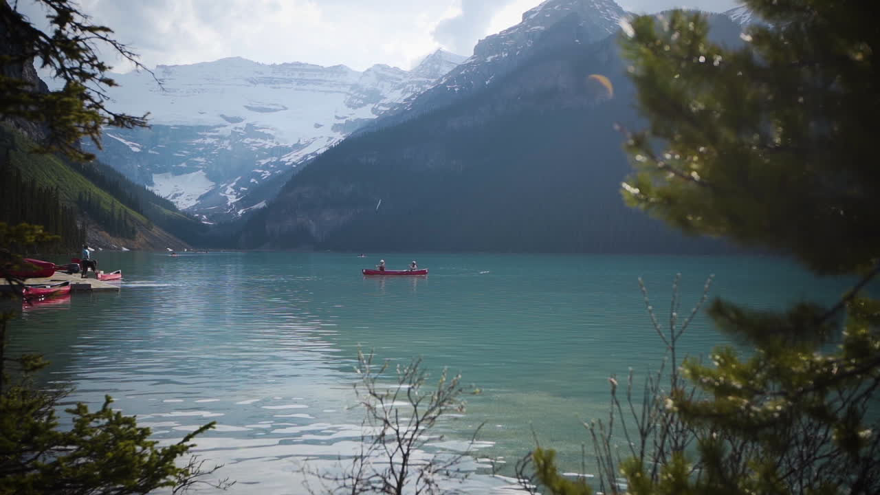 gente en canoa en el lago louise en columbia británica