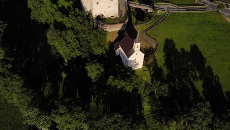 Castillo-De-Kaprun-Burg-En-Los-Alpes-Austriacos-Cerca-De-La-Ciudad-Del-Distrito-De-Zell-Am-See,-Estado-De-Salzburgo,-Austria