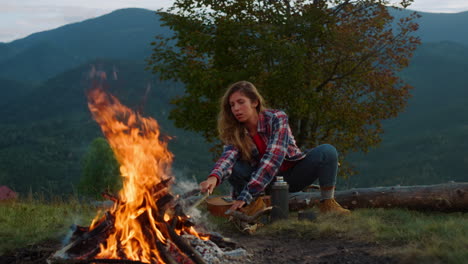 Nachdenkliches-Hipster-Reisecamping-Verbringt-Urlaub-In-Der-Natur-Am-Lagerfeuer-In-Den-Bergen.