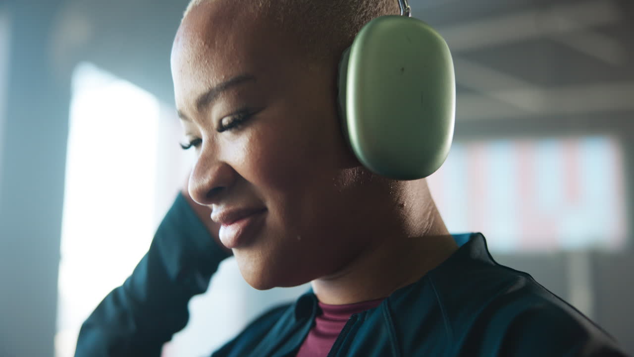 Donna che ascolta musica con le cuffie