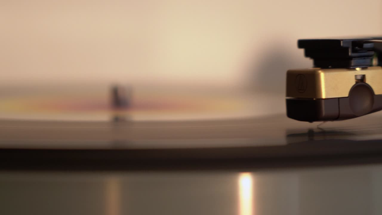 오래된 베이클라이트 선수 바늘 머리에 수평 운동을 매끄럽게 하십시오