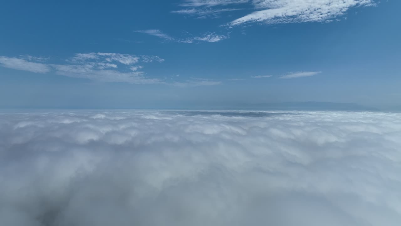 volando a través de cúmulos, cielo nublado, vista limpia