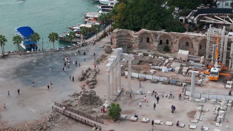 Ruinas-Del-Templo-De-Apolo,-Atracción-Turística-Romana-En-El-Costado,-Pavo,-Aéreo